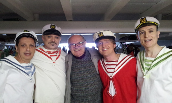 Marco Clerici ed il gruppo dei marinai ballerini con il regista Mario Lino
